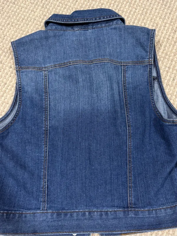 Loft Women's Cropped Button-Up Denim Vest Small - Image 7