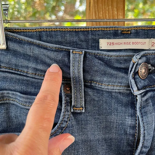Levi’s Women's 725 High-Rise Bootcut Jeans Medium Wash Size 28/30 - Image 4