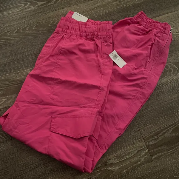 Old Navy NWT Pink Tall High-Waisted Ankle-Zip Cargo Jogger Pants for Women. Size small. - Image 3