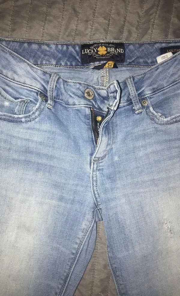 Lucky Brand Light Wash Jeans - Image 3
