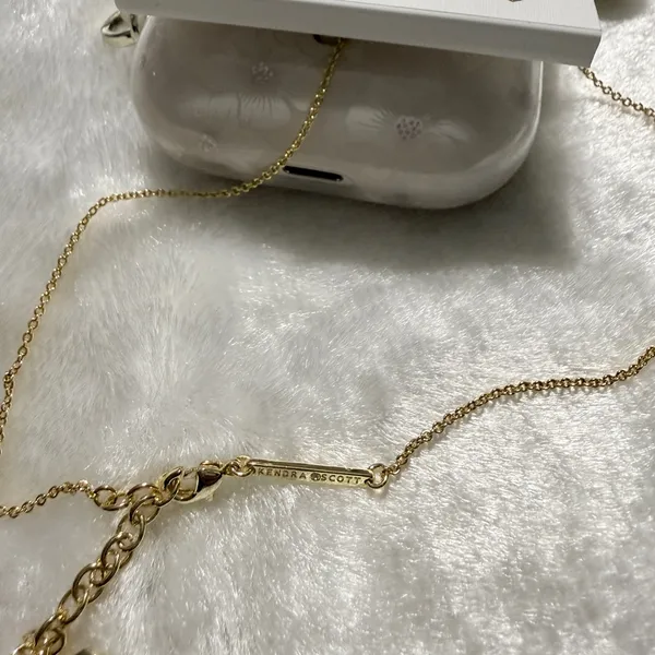 Kendra Scott Ari Heart Gold Pendant Necklace in Pale Rose Quartz - Image 3