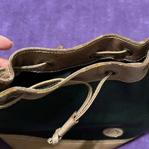 Liz Claiborne black and tan leather crossbody handbag in GUC - Image 15