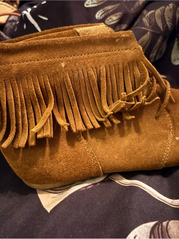 VINTAGE boho Minnetonka Suede Fringe Back-Zip Moccasin Boots - Image 3