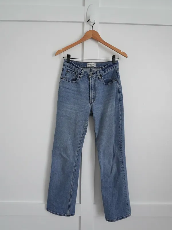 Abercrombie & Fitch Mid Rise Baggy Jean - Image 2