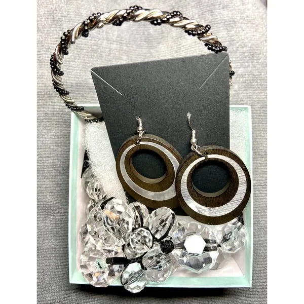 Faceted clear bead necklace, Silver & Black‎ bangle bracelet and dangle earrings - Image 2