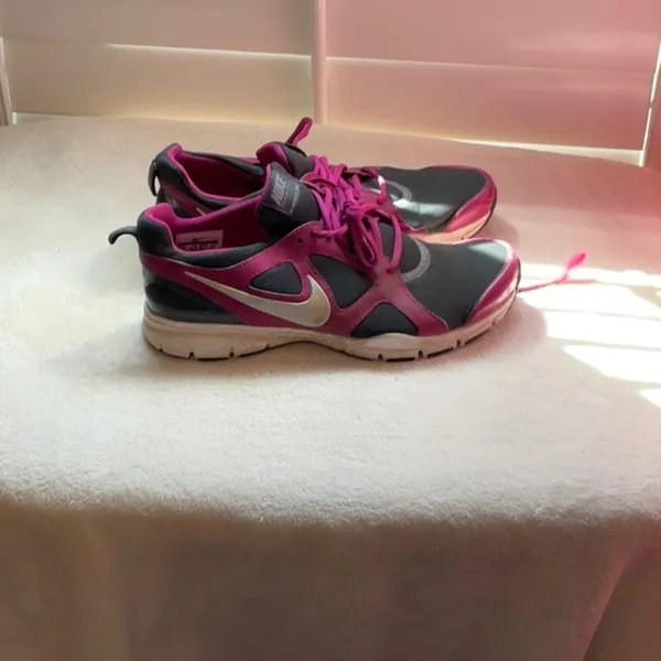 Nike Women's Athletic Shoes in Pink and Gray - Image 3