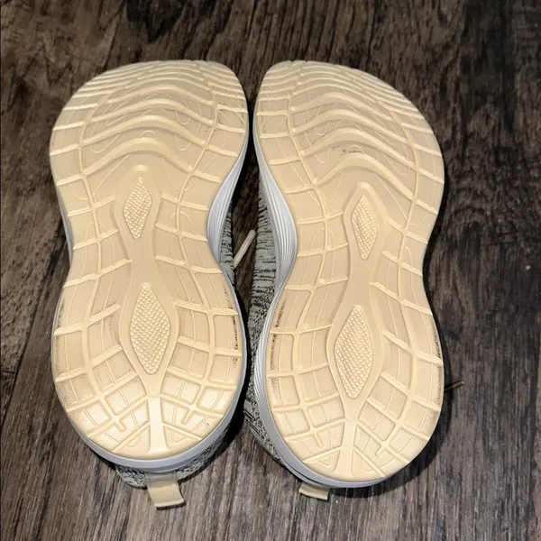 Women's Cream and Gray Athletic Shoes Size 8 - Image 3