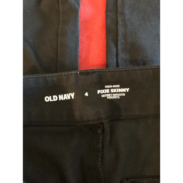 Old Navy black high rise pixie skinny pants Size 4 - Image 3