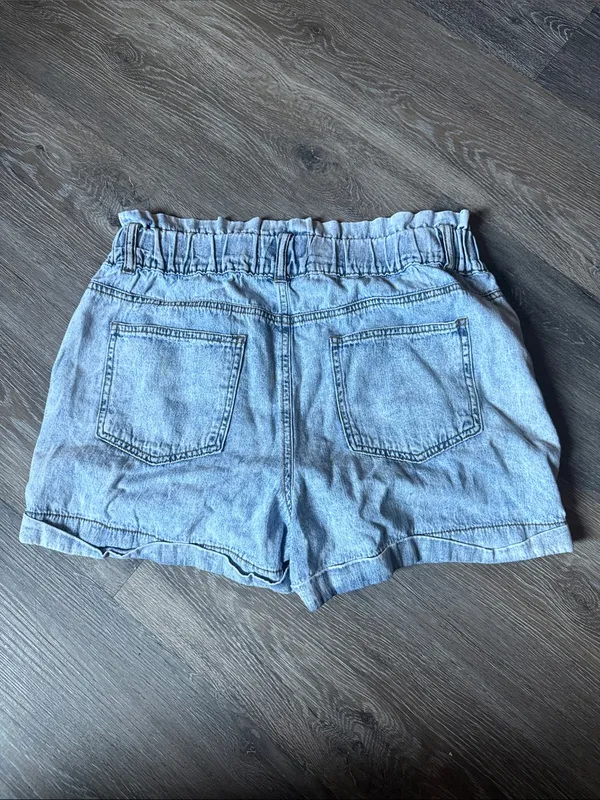 TGLA Woman’s M Lightweight Light Wash Paperbag Waist Cuffed Hem Denim Shorts - Image 3