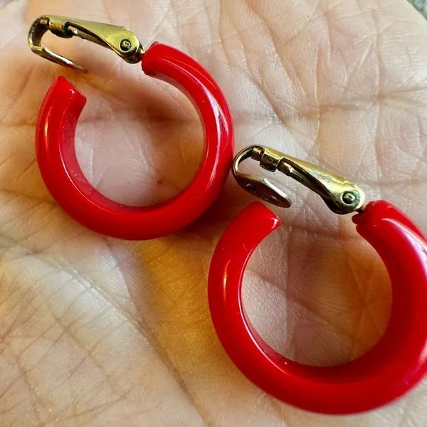 Red and gold tone vintage hoop earrings - Image 3