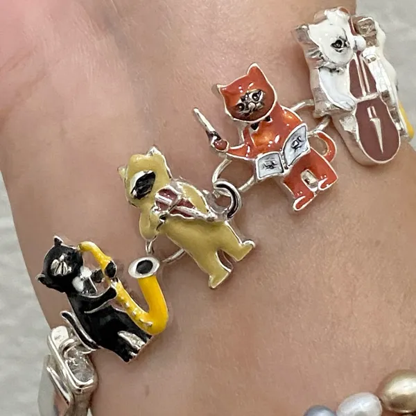 Adorable Silver-tone Enameled Musical Cat Playing Misic Instruments Bracelet 31g - Image 4