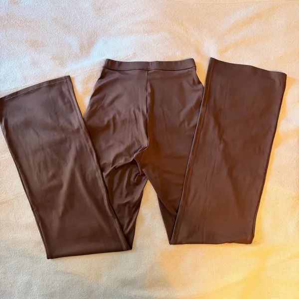 Gymshark Everyday Flared Leggings - Image 3