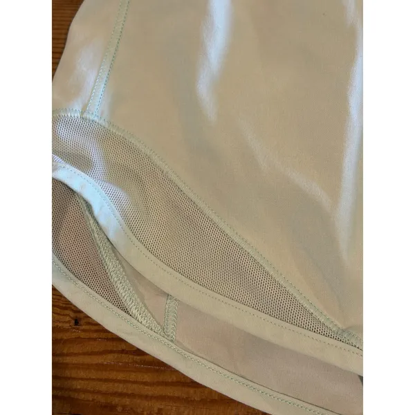 Lululemon Hotty Hot Shorts 4” Tall Size 6 Mint Green Athletic Running - Image 4