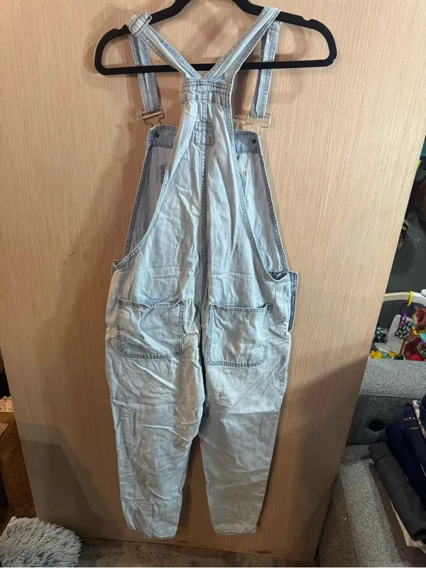 Women’s GAP Loose Fit Light Blue Denim Pants Overalls Size Medium - Image 3