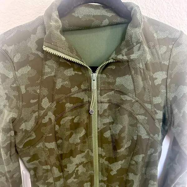Lululemon Define Jacket Heritage Camo Dark Olive Green Twill Size 6 RARE - Image 4