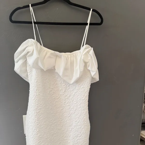 Belle Badgley Mischka White Textured Ruffle Cocktail Dress Size 4 Bridal‎ Sheath - Image 2