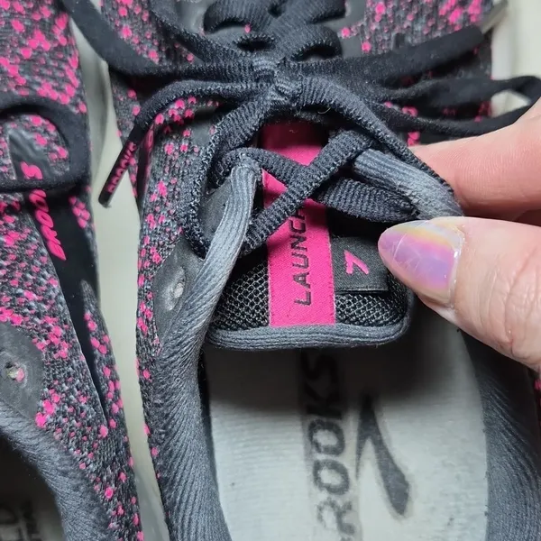 Brooks Women's Black and Pink Trainers - Image 5