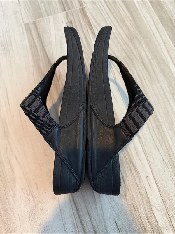 FitFlop Flip Flops Black Size 8.5 - Image 5