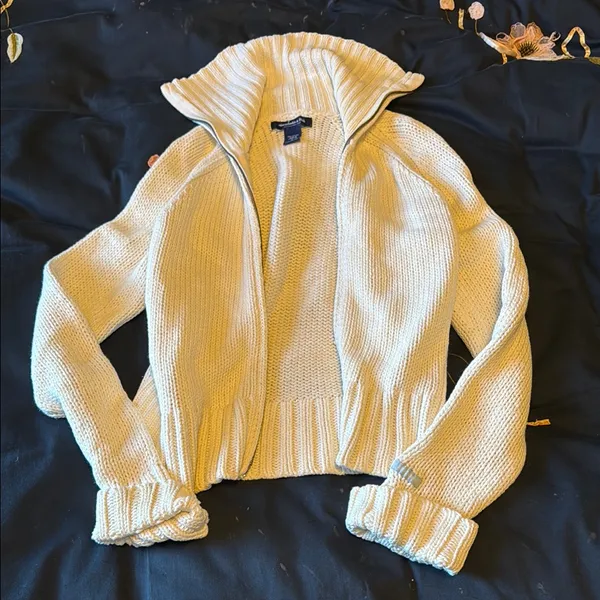 Abercrombie & Fitch Cream Sweater - Image 2
