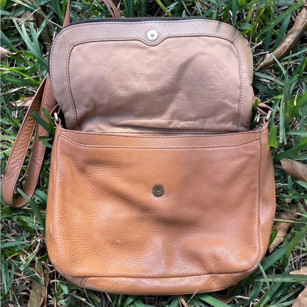 Fossil Crossbody Satchel Tan Brown Pebbled Leather multi pocket - Image 4