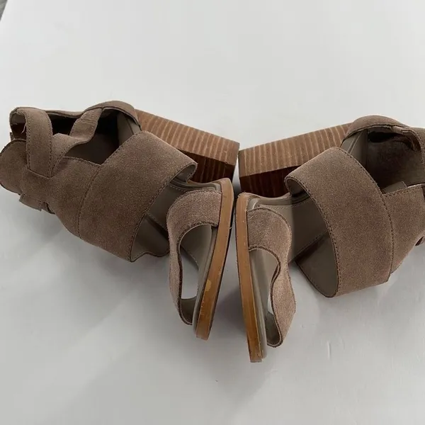 Hinge size 7.5 taupe leather zipper back 4” heeled sandals. - Image 8