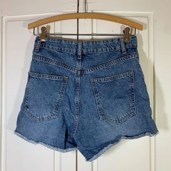 Cotton On High Rise Mom Denim Shorts Medium Wash Blue Size 4 US Frayed Hem - Image 2