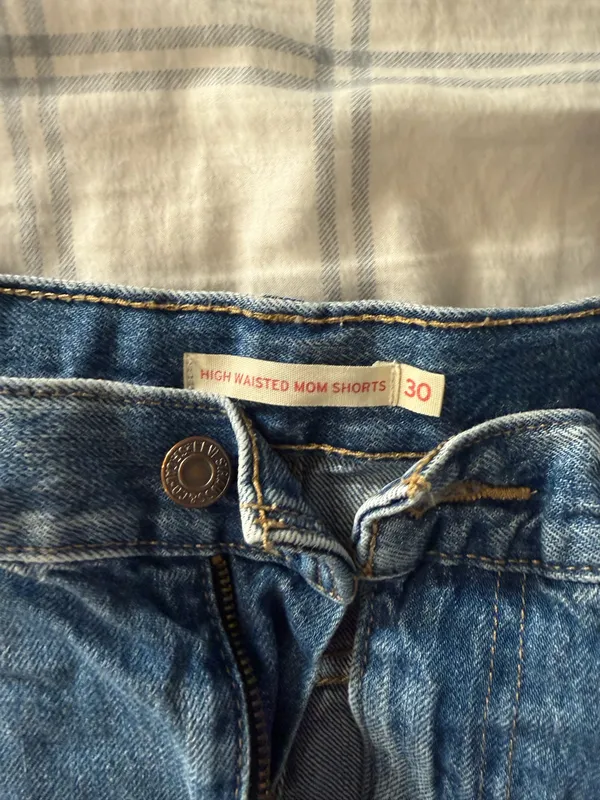 Levi’s High Waisted Mom Shorts – Size 30 - Image 3