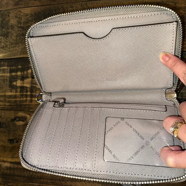 Like new!  wristlet wallet! - Image 3