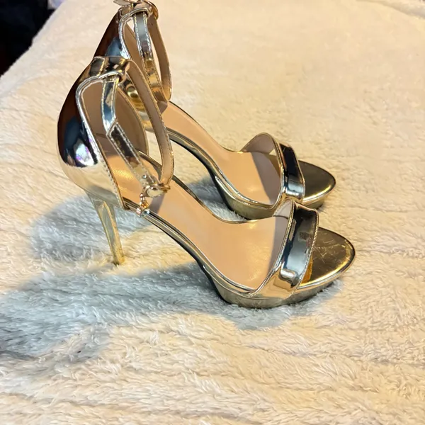 Gold high heels size 6.5 - Image 2