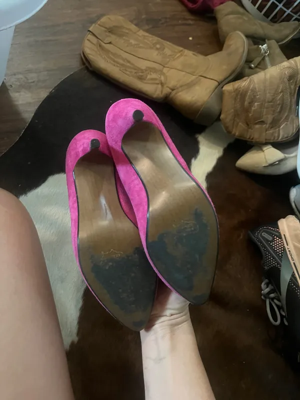 Pink suede heels with rose detail - Image 4