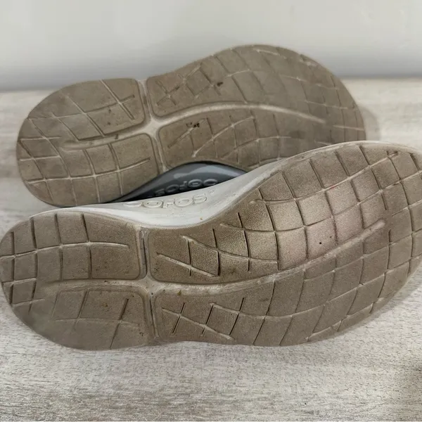 Oofos OOMG EEZEE Low Show Black and white size 7 - Image 14