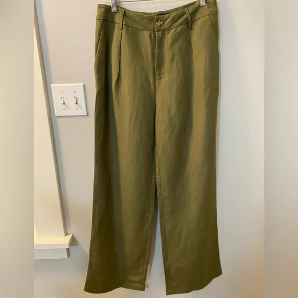 wide leg, high rise, pleated linen blend pants in army green size 6. NWOT - Image 5