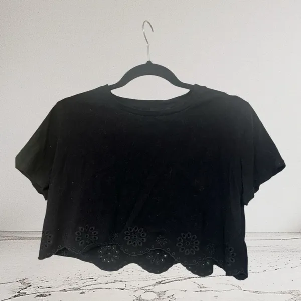 ✨Storia Crochet Floral Cropped Black Sz Large Top✨ - Image 3
