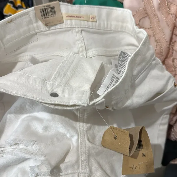 NWT Levi’s white high rise slim through hip shorts - Image 14