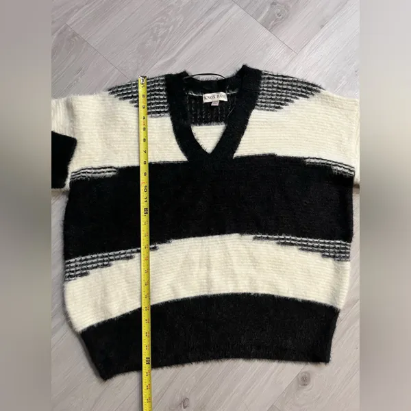 NWOT Knox‎ Rose Fuzzy Black and White Sweater - Image 6
