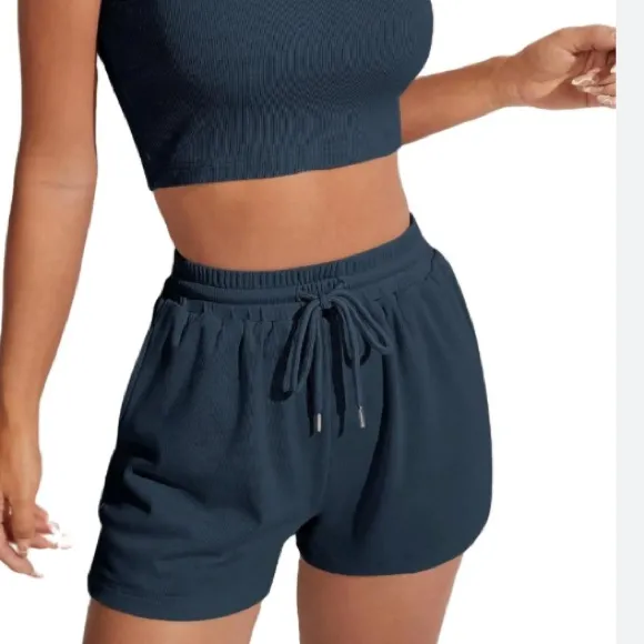 Amazon Elegant Women's Pajama Set in emerald green - Image 3