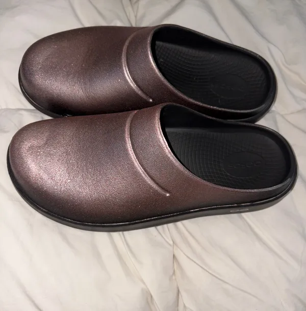 OOFOS luxe Pink Size 10 - Image 2