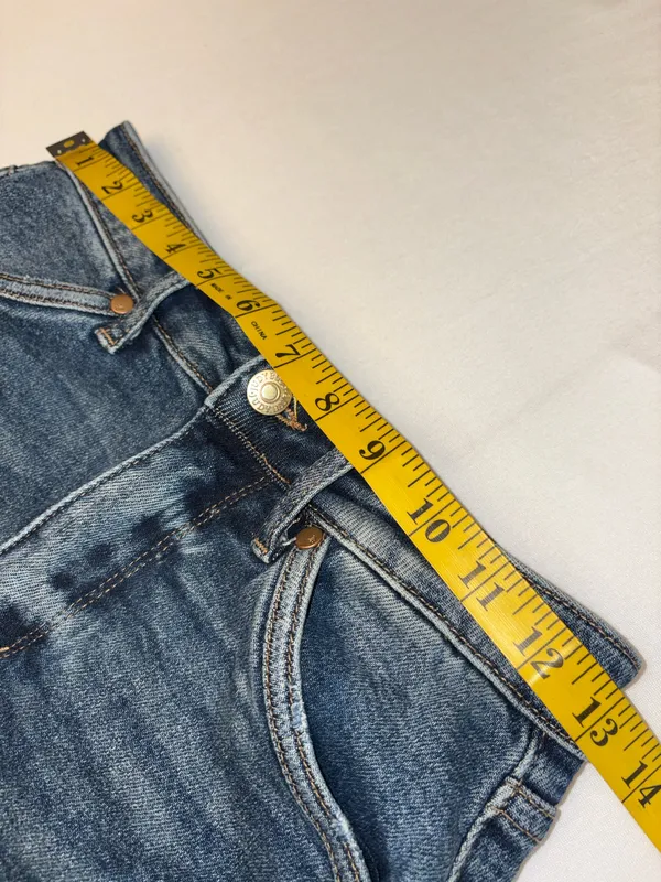 Judy Blue Medium Wash High-Rise Jean Shorts Button/Zip closure Size Small - Image 4