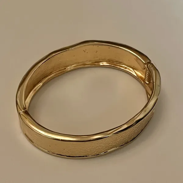 Vintage Gold-tone Wavy Textured Bangle Bracelet - Image 8