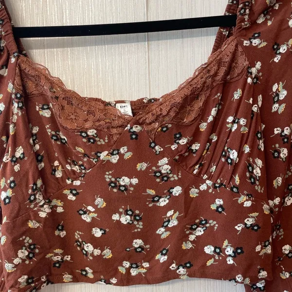 BP. Long Sleeve Floral Crop Top with Lace Trim –‎ Size Small - Image 2