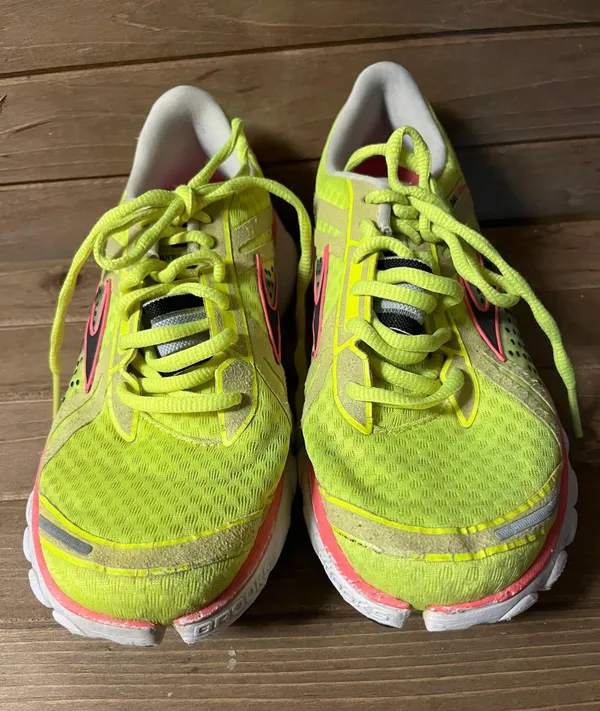 Brooks cadence neon yellow running shoes size 8 - Image 2