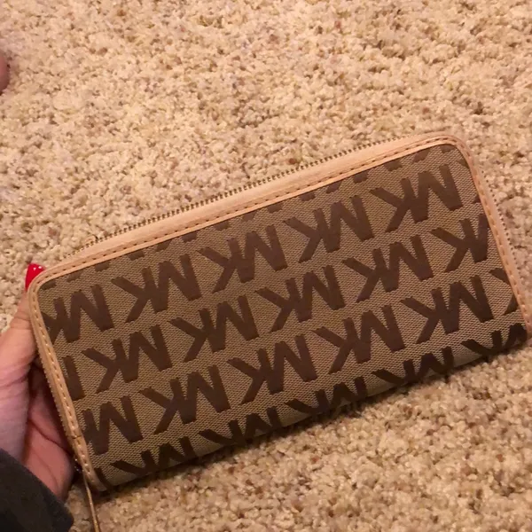 MOVING SALE! [AUTHENTIC] Michael Kors Wallet - Image 4