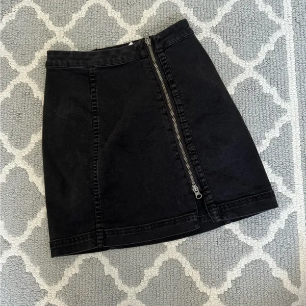 Free people black denim mini fitted skirt with side zipper detail size 2 - Image 2
