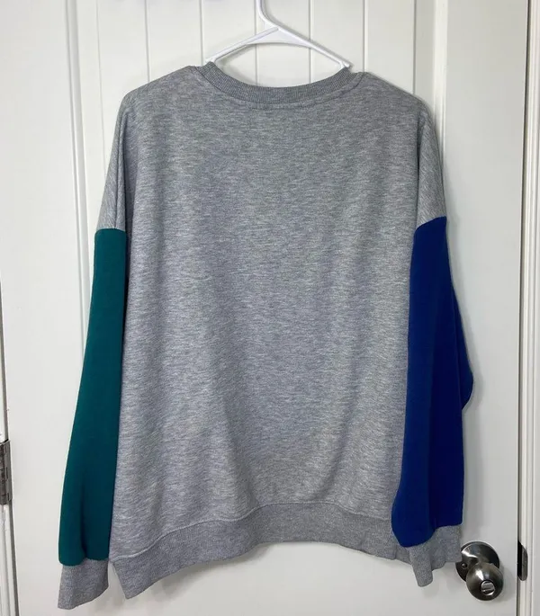 EUC Primark women’s gray blue green colorblock fleece lined decal crewneck top M - Image 5