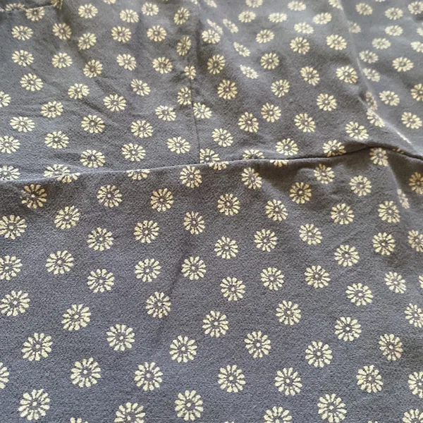 Abercrombie blue floral ruched short sleeve open back smocked blouse, size medium - Image 6