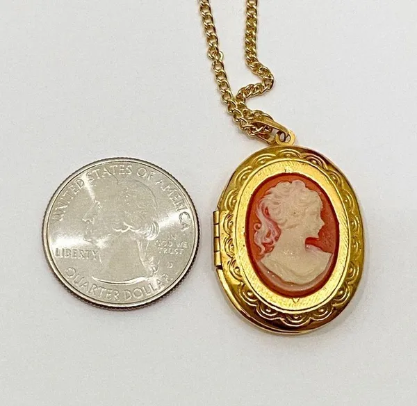 Vintage Gold tone Cameo Locket Necklace - Image 8