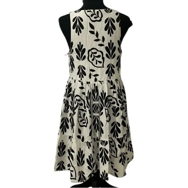 Sincerely Jules Flowy Black and White Sleeveless Mini Dress(Size Medium) - Image 3