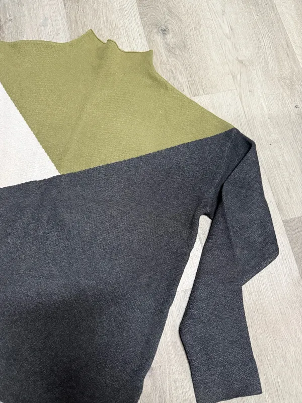 Tahari colorblock sweater  - Image 4