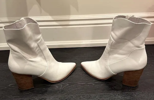 Steve Madden Short White Pointed Toe Boots - Image 3