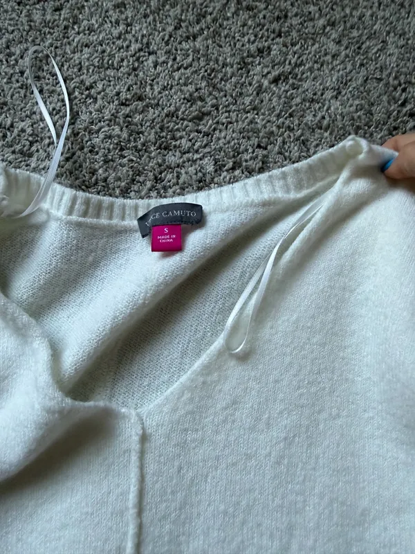 Boutique Women’s White Sweater Size Small V Neck - Image 3